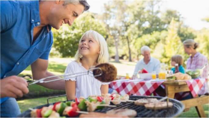 Foto - Curso de churrasco é para ele, mas quem ganha é a família e os amigos.