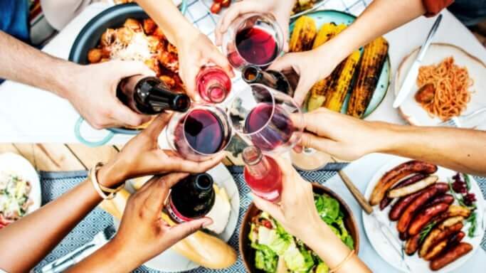 Foto degustação de cerveja e vinho, uma experiência agradável com seus amigos