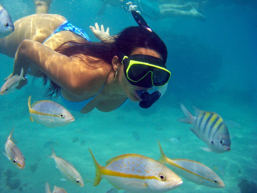 Passeio de lancha aos parrachos de Maracajaú
