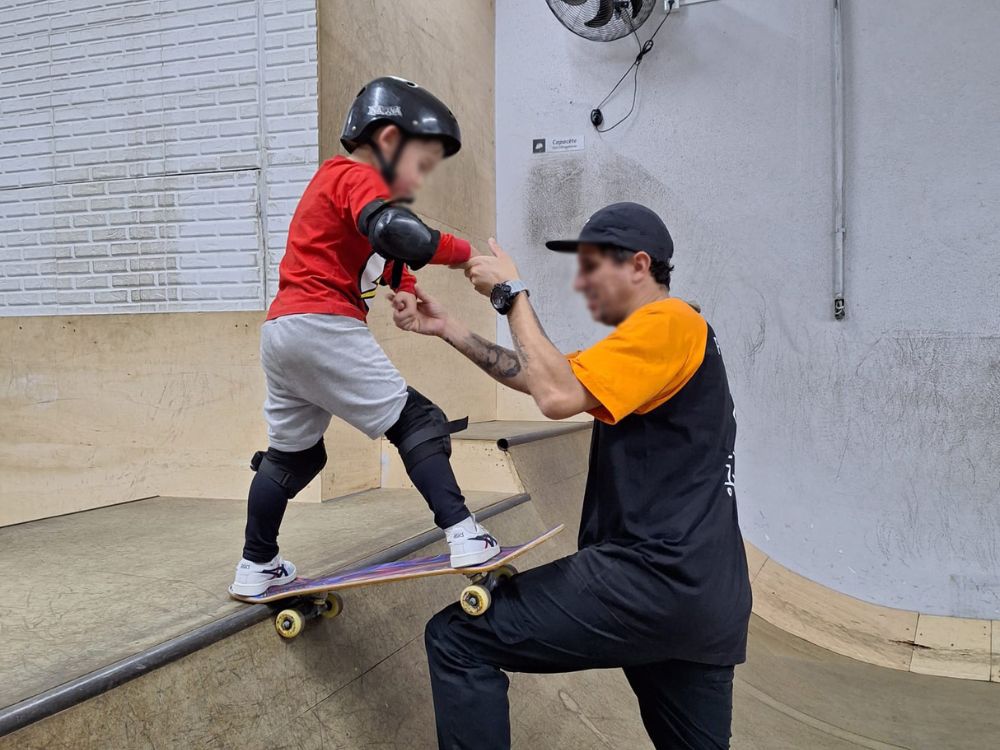 Adrenalina não tem idade! Um dia divertido com aula de Skate em pista com instrutor. - Image 2