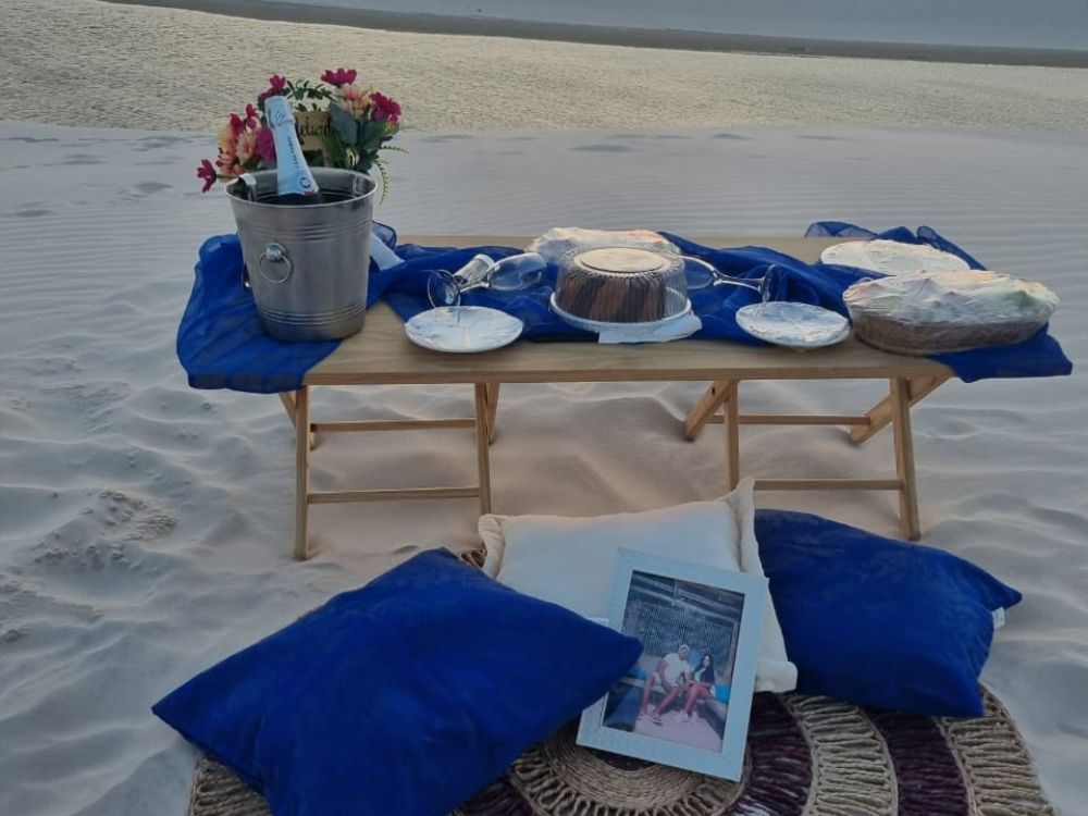 Pôr do Sol com tábua de frios e frisante nos Lençóis Maranhenses