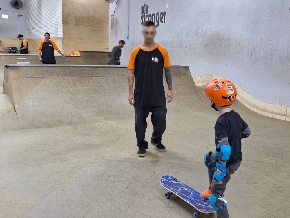 Adrenalina não tem idade! Um dia divertido com aula de Skate em pista com instrutor. - Image 3