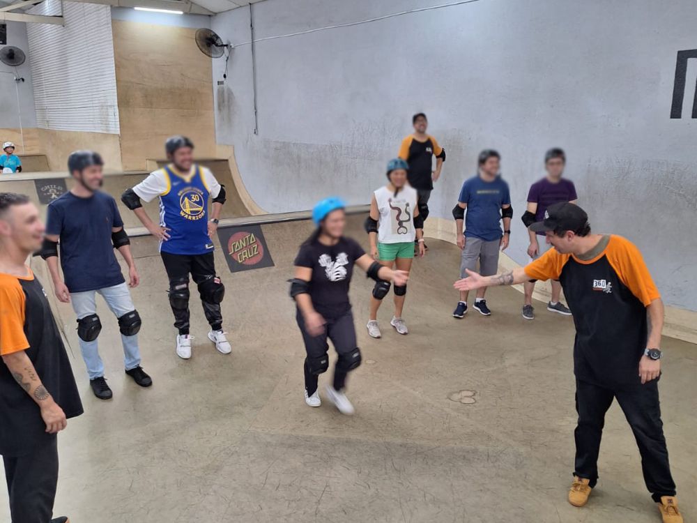Adrenalina não tem idade! Um dia divertido com aula de Skate em pista com instrutor. - Image 4