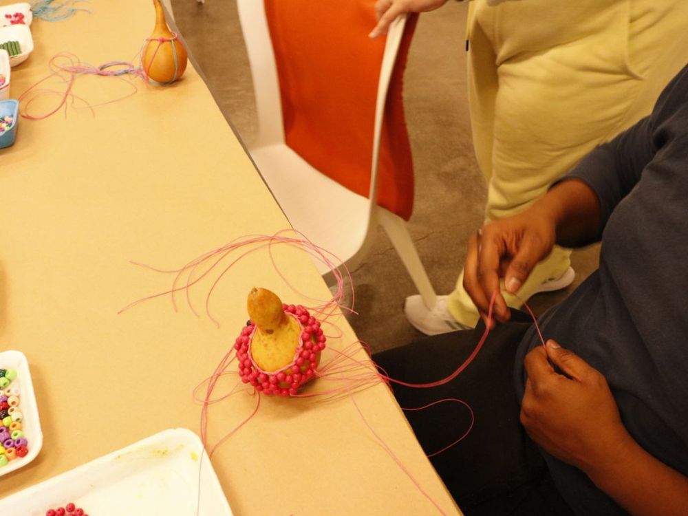 Conexão ancestral através da música: oficina de confecção de mini xequerê - Image 2