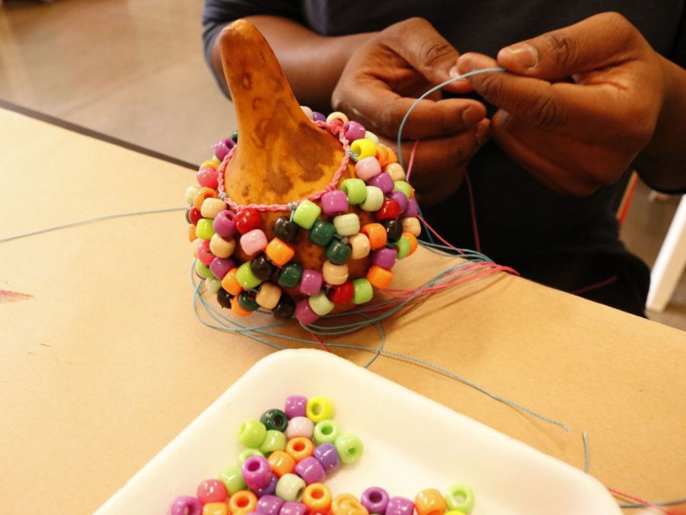 Conexão ancestral através da música: oficina de confecção de mini xequerê - Image 3