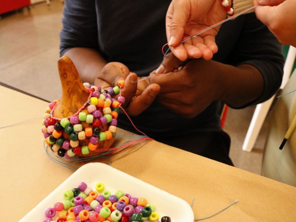 Conexão ancestral através da música: oficina de confecção de mini xequerê