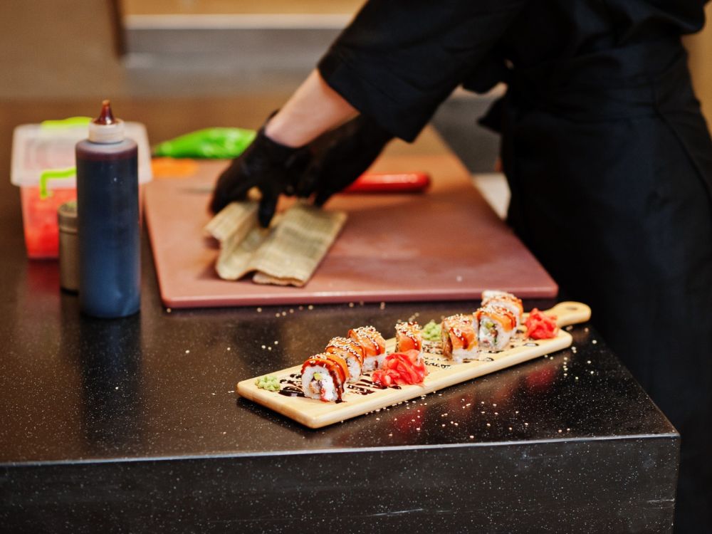 Dia de Sushiman: preparo de sushis com harmonização de vinhos para duas pessoas! - Image 2