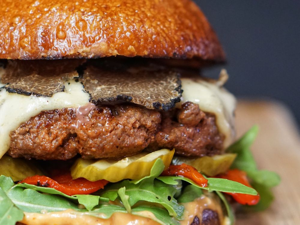 Revisitando receitas de hamburgueres clássicos e seus acompanhamentos - Image 2