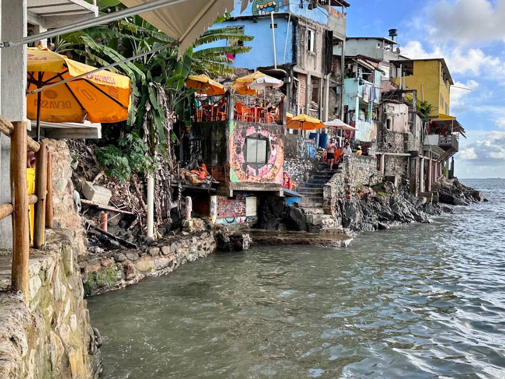 Encontro com as raízes Afro-Brasileiras de Salvador + almoço em pitoresca favela à beira-mar