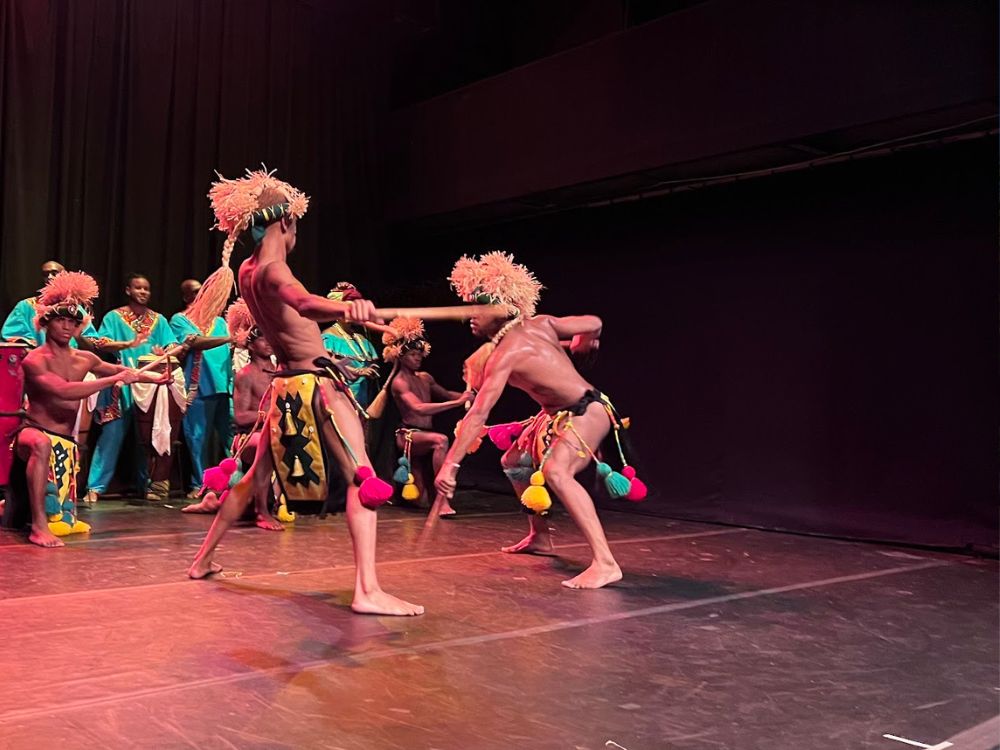 Explore a magia da Bahia à noite: show folclórico com jantar típico em Salvador