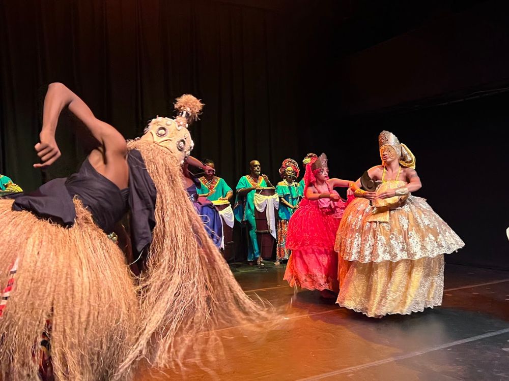 Explore a magia da Bahia à noite: show folclórico com jantar típico em Salvador - Image 2