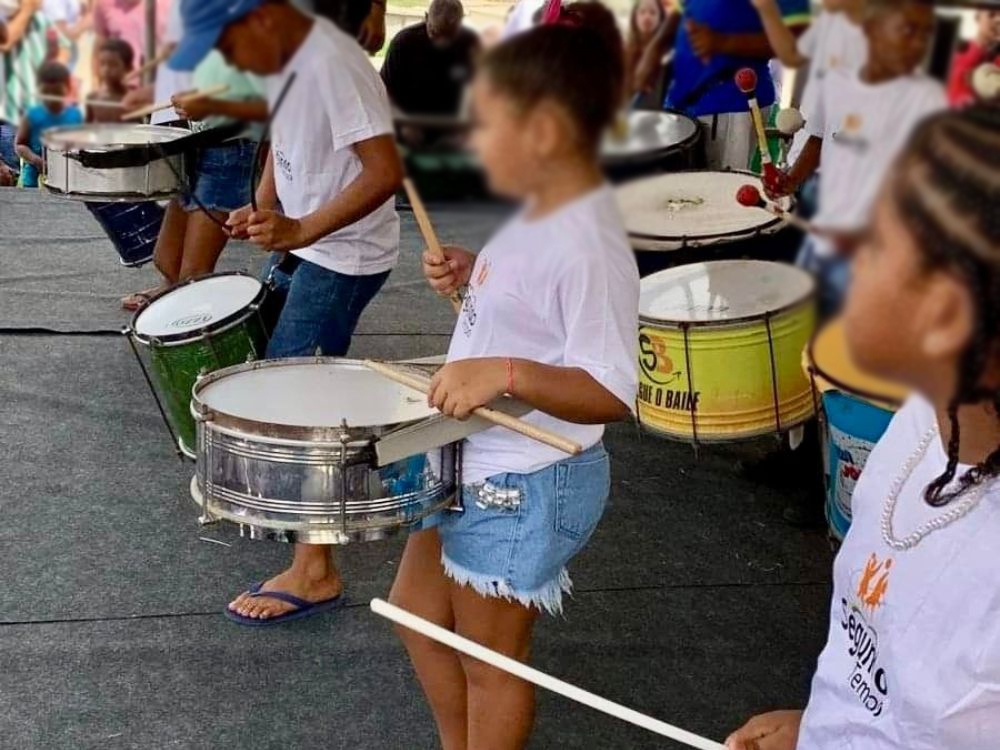 Explore a riqueza cultural e seu impacto transformador em um tour com arte consciente na Comunidade Saramandaia!