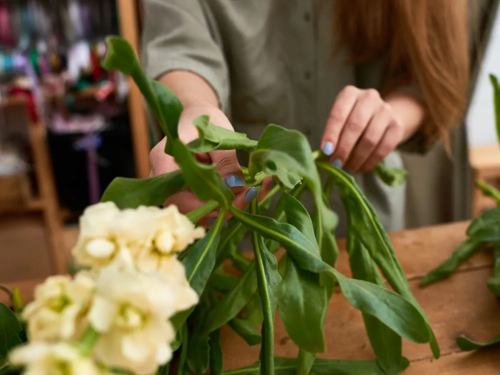Aprenda a fazer um arranjo floral do zero a partir de 8 pessoas - Image 2