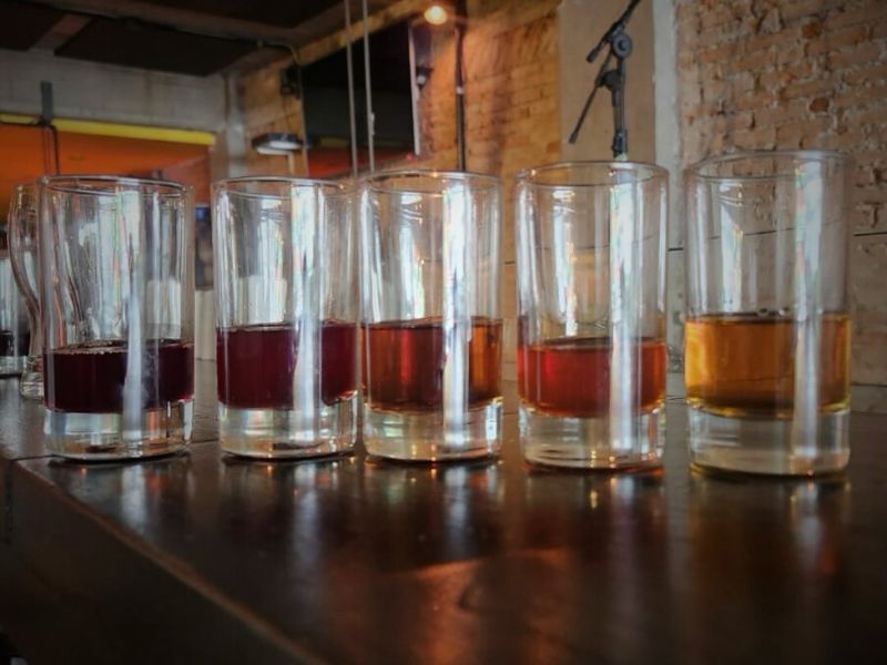 Cervejas artesanais desvendadas: explorando 5 estilos diferentes de cerveja em uma degustação online - Image 4