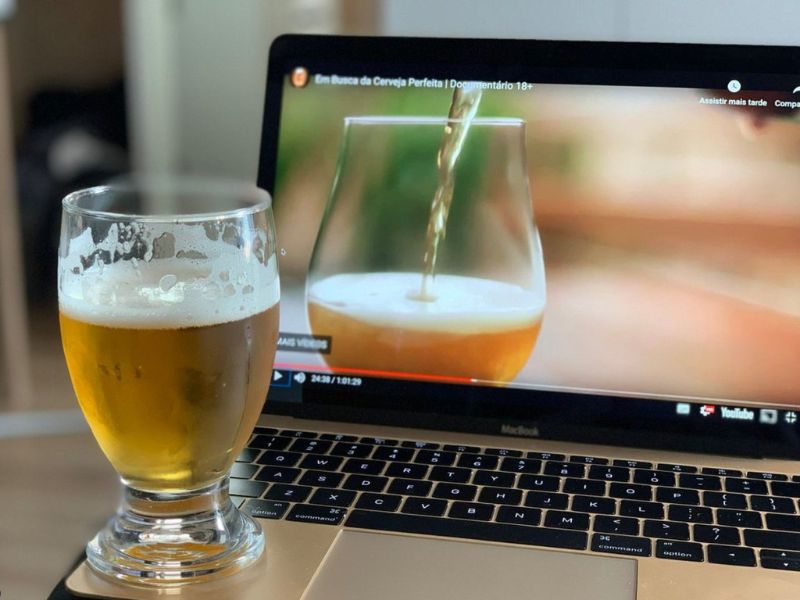 Cervejas artesanais desvendadas: explorando 5 estilos diferentes de cerveja em uma degustação online