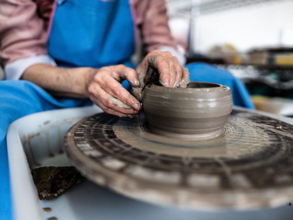 Moldando o Amor: vivência de cerâmica no torno com jantar exclusivo para casais
