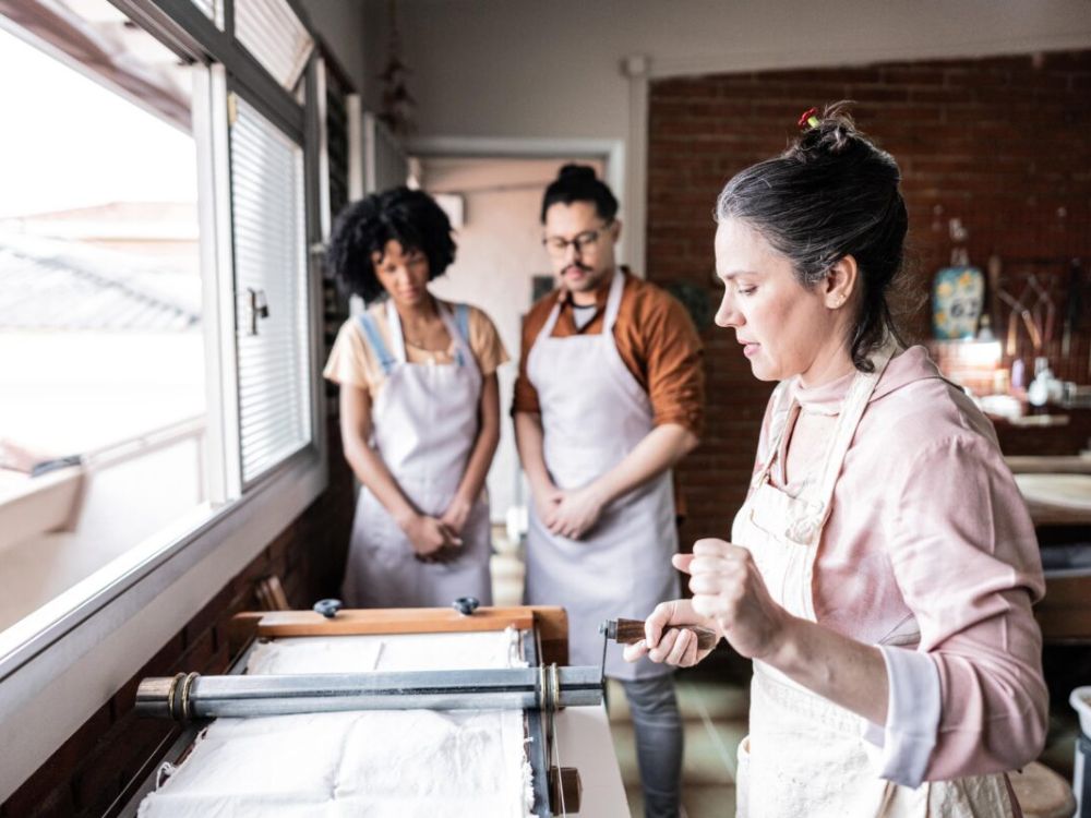 Moldando o Amor: vivência de cerâmica no torno com jantar exclusivo para casais - Image 2