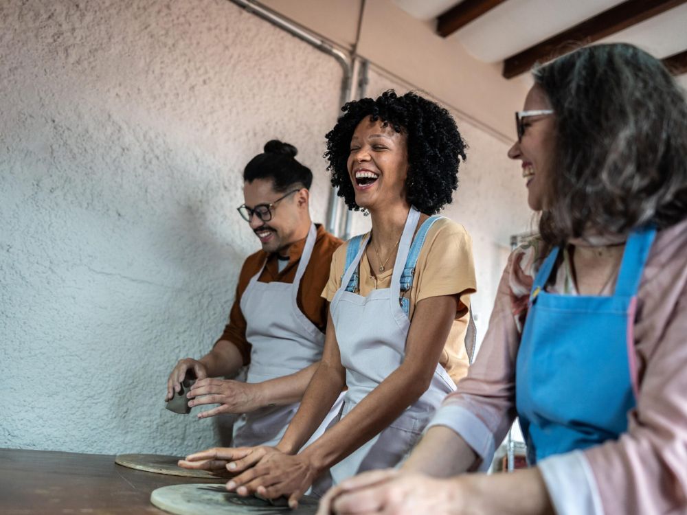 Moldando o Amor: vivência de cerâmica no torno com jantar exclusivo para casais - Image 4