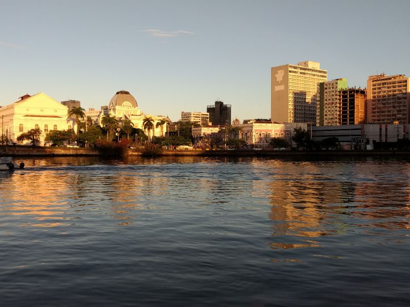 Descubra o Recife Antigo e navegue pelo Rio Capibaribe em um incrível catamarã!