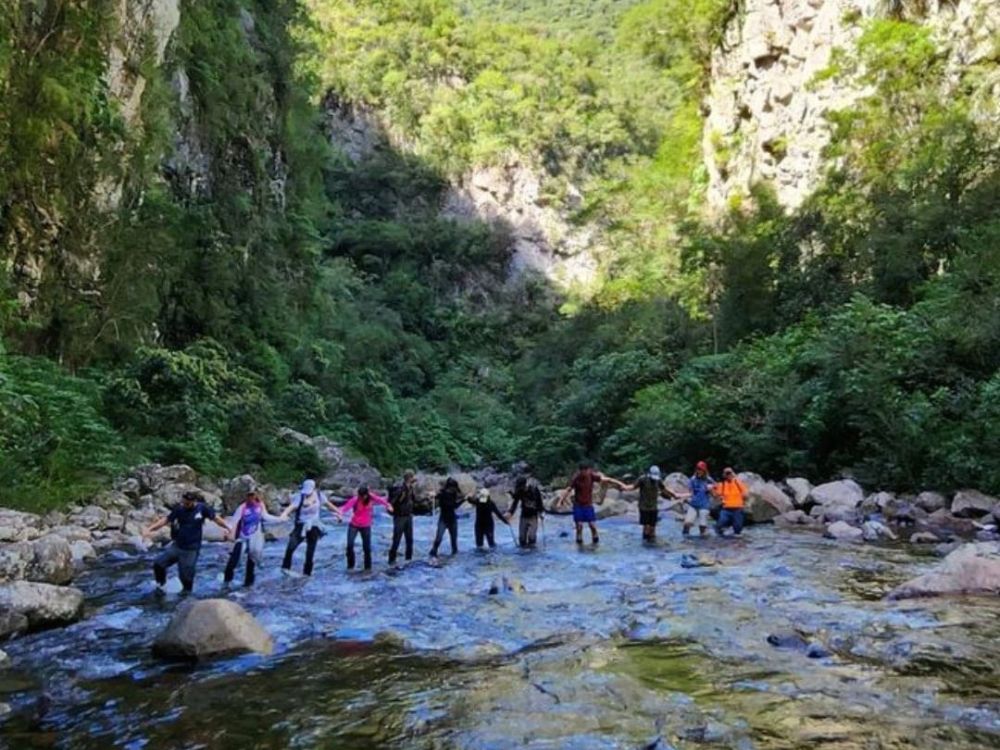Maravilhas Naturais entre paredes de pedra: trekking na Trilha do Rio do Boi