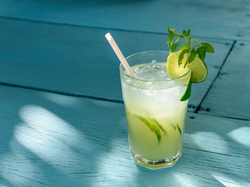 Tropical Mixology: Descubra o Brasil através dos seus drinks com brinde na praia de Ipanema - Image 2