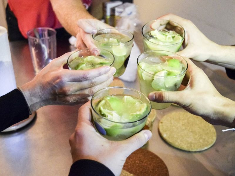 Tropical Mixology: Descubra o Brasil através dos seus drinks com brinde na praia de Ipanema