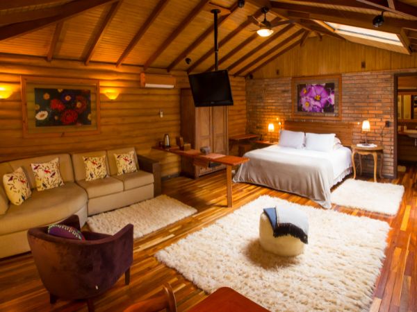 Refúgio Romantico: massagem relaxante e hospedagem com jantar exclusivo na Casa da Árvore!