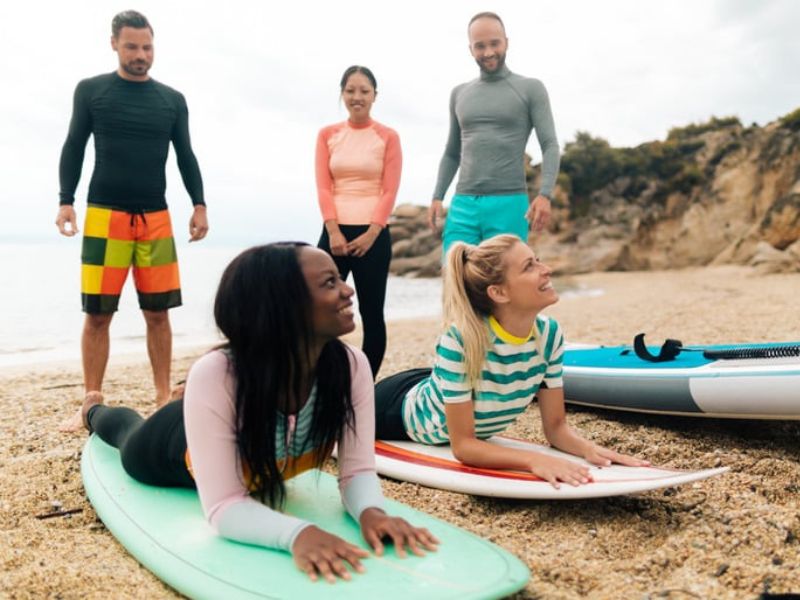 Surf com a galera: Criando memórias e experiências em Ubatuba para grupo exclusivo.