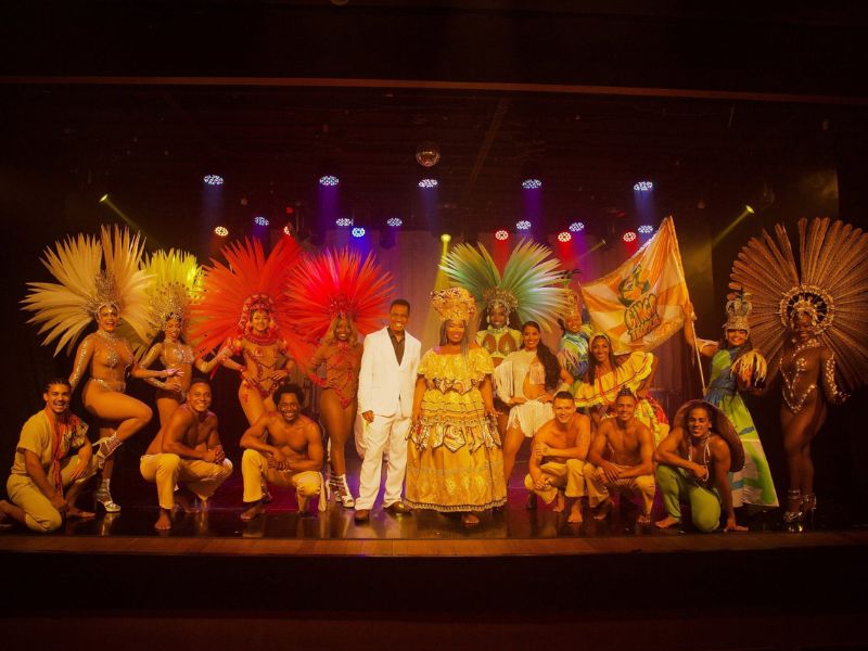 Ginga Tropical: Viva a Energia do Brasil em um Show Inesquecível