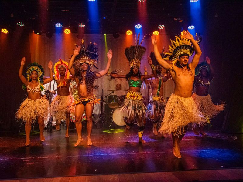 Ginga Tropical: Viva a Energia do Brasil em um Show Inesquecível - Image 4