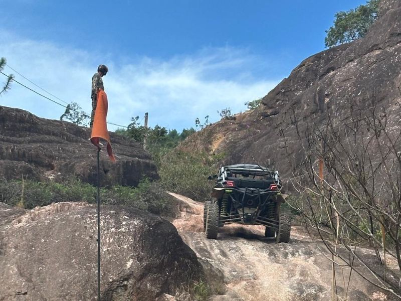 UTV Off-road na Pedra do Coração: Aventura Sobre Quatro Rodas até 3 pessoas - Image 4