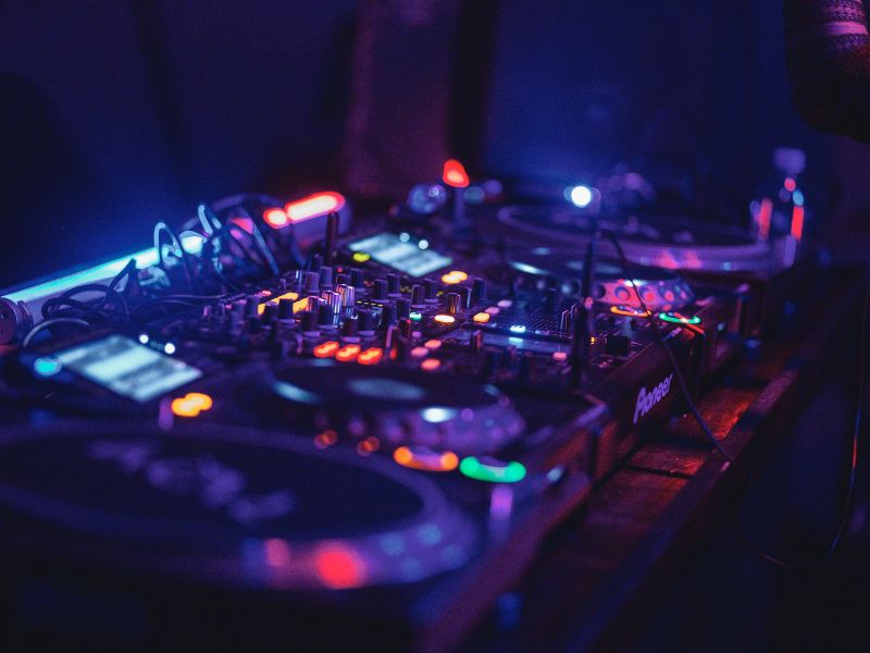 Mestre das batidas: comande um setup profissional como DJ em casal por um dia!